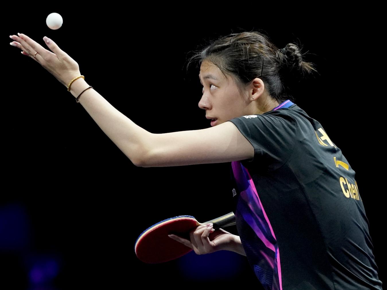 危难时刻她, 前两局王曼